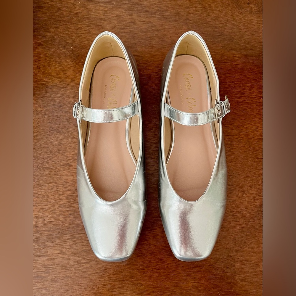 Women’s metallic silver Chase & Chloe ballet flat